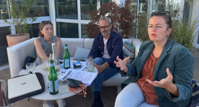 Léa Crestois, Olivier Godin et Océane Mariel (de gauche à droite), du groupe « La Rochelle Unie », dénoncent des régressions dans le nouveau règlement intérieur du conseil municipal | TL - INF LR
