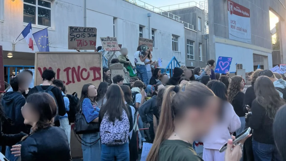 Devant le lycée Valin, les élèves se sont réunis tôt dans la matinée afin de bloquer l'établissement | Manon - Instagram