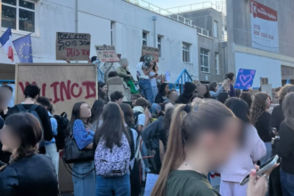 Devant le lycée Valin, les élèves se sont réunis tôt dans la matinée afin de bloquer l'établissement | Manon - Instagram