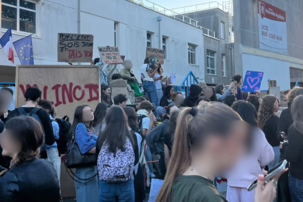 Devant le lycée Valin, les élèves se sont réunis tôt dans la matinée afin de bloquer l'établissement | Manon - Instagram