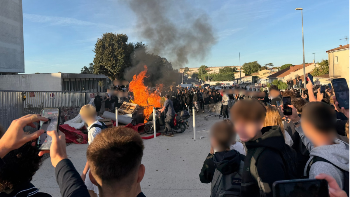 barricade, manifestation, blocus lycée, blocage, manifestants,vieljeux, police, CRs, gendarmerie, incendie, barricade
