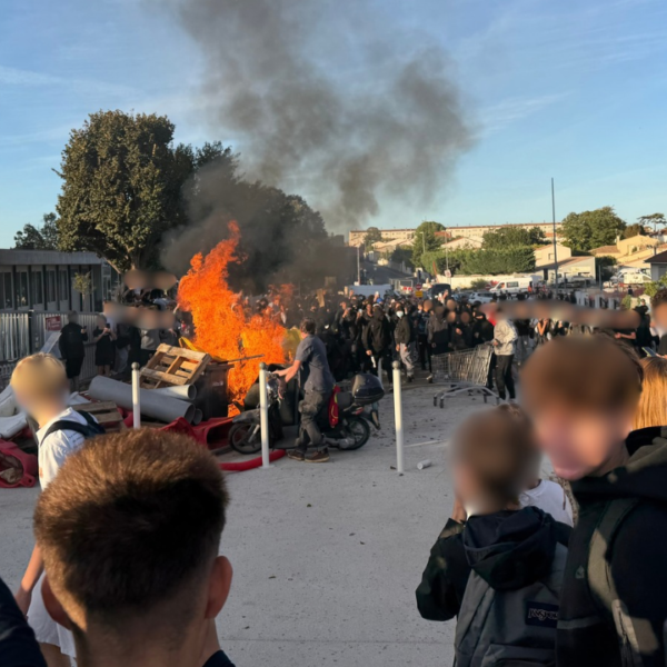 barricade, manifestation, blocus lycée, blocage, manifestants,vieljeux, police, CRs, gendarmerie, incendie, barricade
