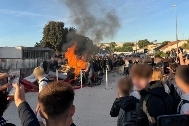 barricade, manifestation, blocus lycée, blocage, manifestants,vieljeux, police, CRs, gendarmerie, incendie, barricade
