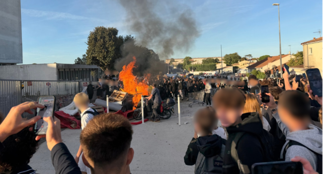 barricade, manifestation, blocus lycée, blocage, manifestants,vieljeux, police, CRs, gendarmerie, incendie, barricade
