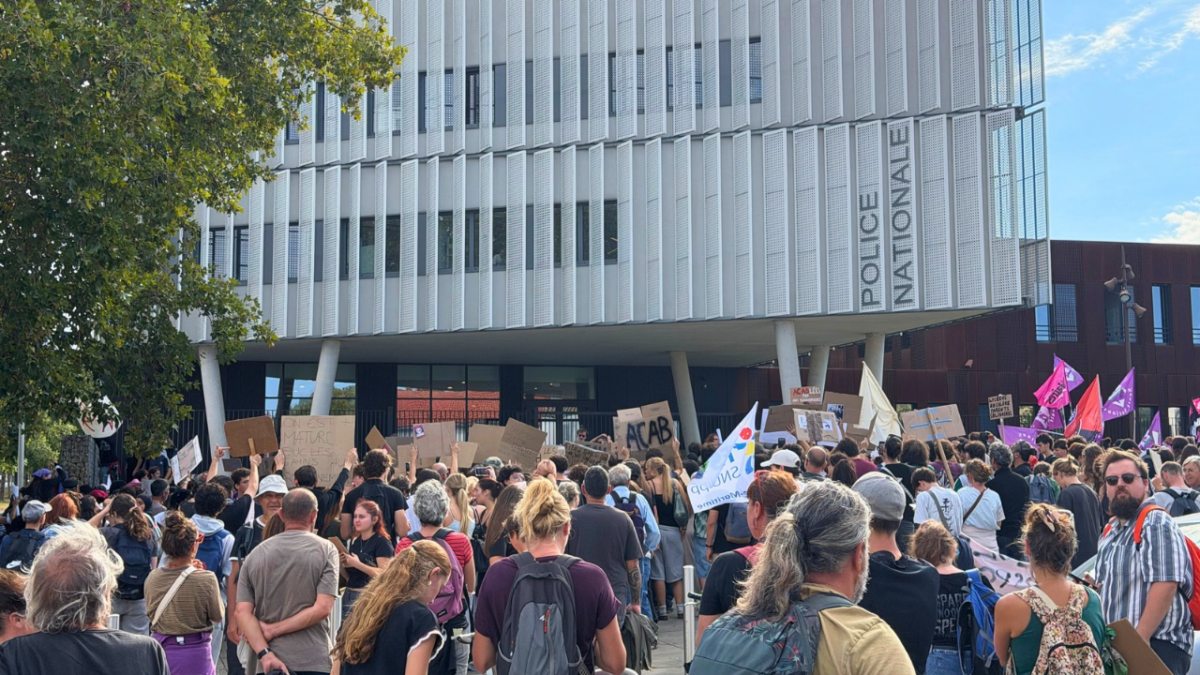 Le rassemblement est passé devant le commissariat pour dénoncer les interpellations et les violences policières | TL - INF LR