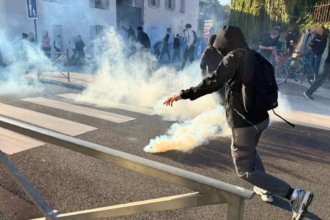 lacrymogène, manifestation, manifestant, police, grenade lacrymogène