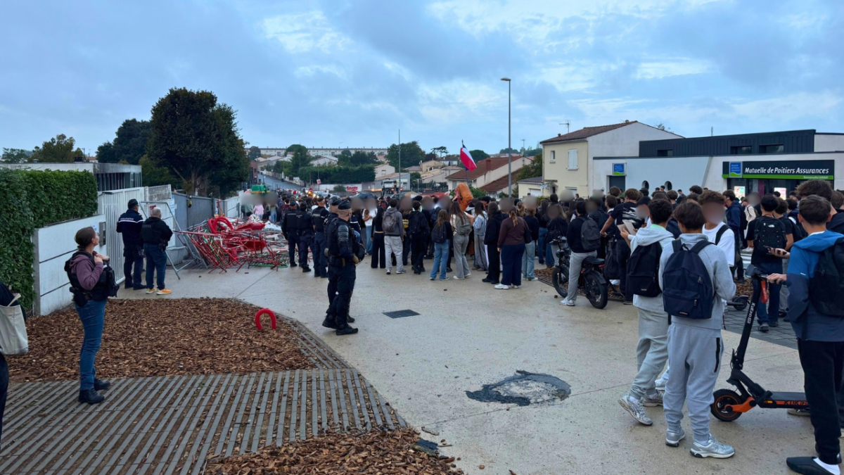 Mercredi, les forces de l’ordre étaient présentes en nombre devant le lycée Léonce-Vieljeux, alors qu’un blocage était en cours | TL - INF LR