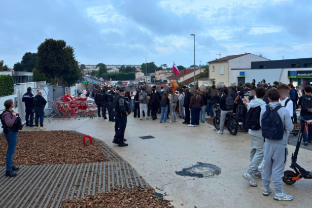 Mercredi, les forces de l’ordre étaient présentes en nombre devant le lycée Léonce-Vieljeux, alors qu’un blocage était en cours | TL - INF LR