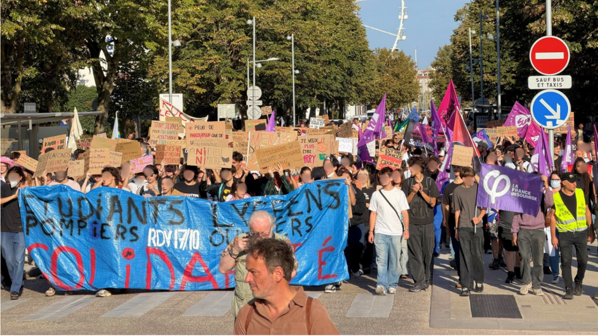 Près d’un millier de personnes ont manifesté ce mardi à La Rochelle en soutien au mouvement lycéen | TL - INF LR