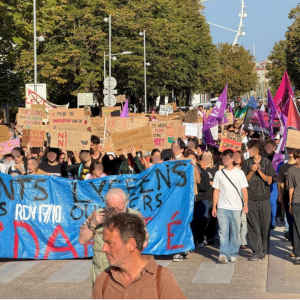 Près d’un millier de personnes ont manifesté ce mardi à La Rochelle en soutien au mouvement lycéen | TL - INF LR