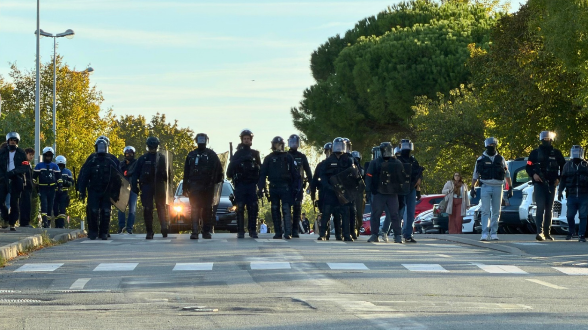 barricade, manifestation, blocus lycée, blocage, manifestants,vieljeux, police, CRs, gendarmerie, incendie, barricade, police,
