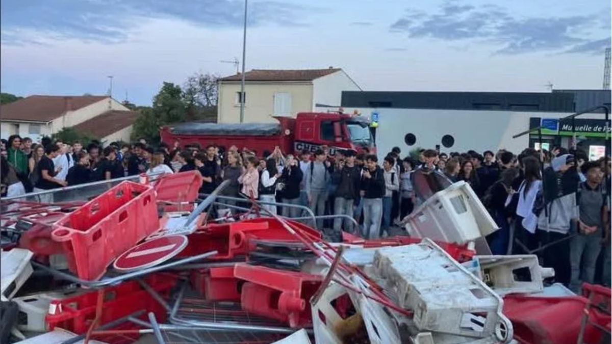 Au lycée Léonce-Vieljeux, le rassemblement s’est déroulé dans le calme, sans incident particulier | TL - INF LR