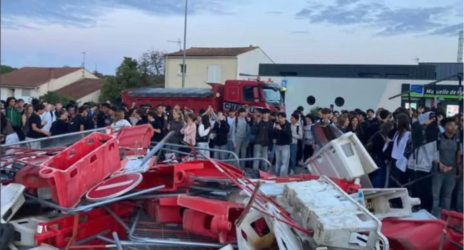Au lycée Léonce-Vieljeux, le rassemblement s’est déroulé dans le calme, sans incident particulier | TL - INF LR