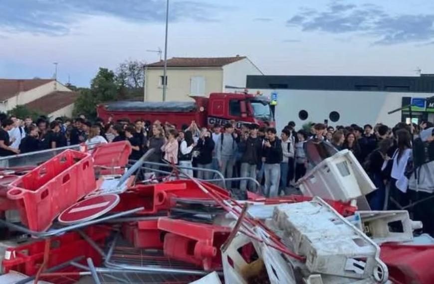 Au lycée Léonce-Vieljeux, le rassemblement s’est déroulé dans le calme, sans incident particulier | TL - INF LR