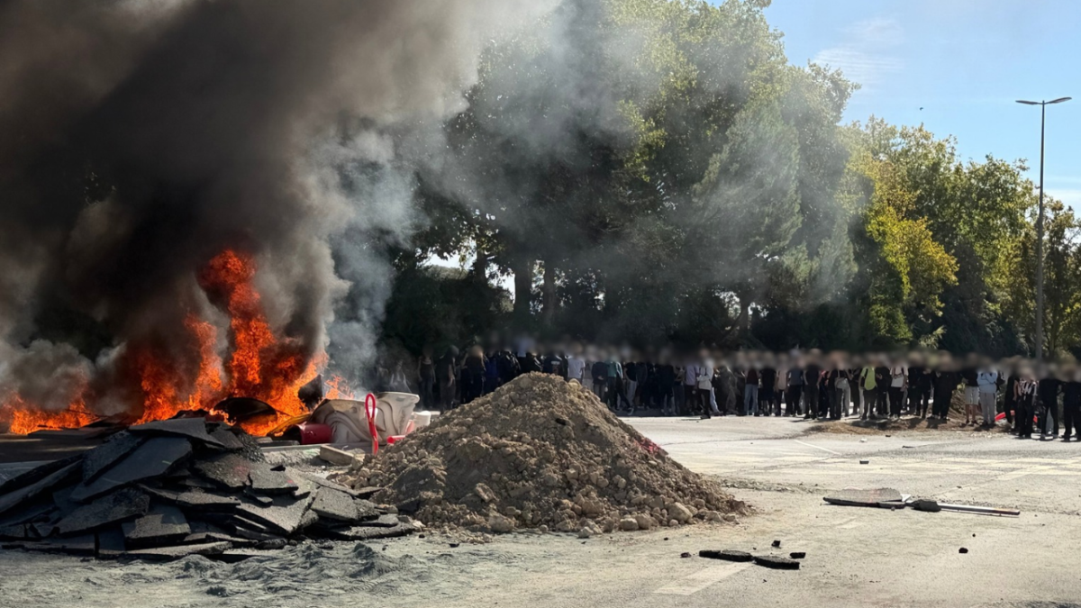 barricade, manifestation, blocus lycée, blocage, manifestants,vieljeux, police, CRs, gendarmerie, incendie, barricade