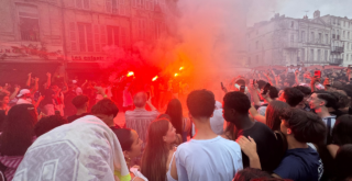 Les supporters parisiens ont craqué des fumigènes après la victoire aux tirs au but face à Arsenal | TL - INF LR