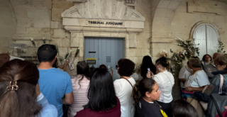 Plusieurs centaines de personnes se sont rassemblées ce lundi soir à La Rochelle | TL - INF LR