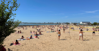 Dès jeudi, les Rochelais avaient pris d’assaut la plage des Minimes | TL - INF LR
