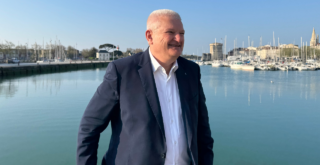Olivier Falorni a enchaîné les poignées de main avec les habitants venus le féliciter ce lundi matin sur le Vieux-Port après son élection | TL - INF LR