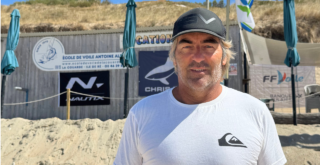 Antoine Albeau devant son école de voile à La Couarde-sur-Mer | TL - INF LR