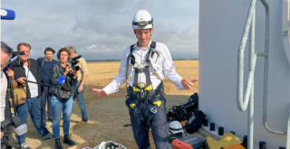 Avec harnais et casque avant de monter dans l’éolienne, Raphaël Glucksmann a profité de l’une des plus belles vues sur l’Aunis | TL - INF LR