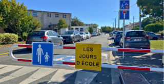 Devant l’école de Bongraine, une barrière a été installée afin d’interdire la circulation des voitures dans la rue aux heures d’entrée et de sortie des classes. Cette mesure s’inscrit dans le cadre du dispositif d’apaisement des abords des groupes scolaires mis en place par la Ville | TL - INF LR