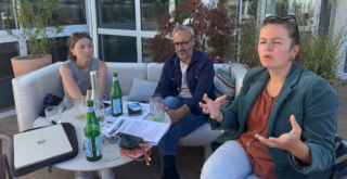 Léa Crestois, Olivier Godin et Océane Mariel (de gauche à droite), du groupe « La Rochelle Unie », dénoncent des régressions dans le nouveau règlement intérieur du conseil municipal | TL - INF LR