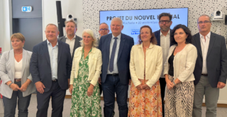 Olivier Falorni entouré des élus de l'agglomération ainsi que la députée Sabine Gervais | TL - INF LR