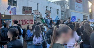 Devant le lycée Valin, les élèves se sont réunis tôt dans la matinée afin de bloquer l'établissement | Manon - Instagram
