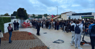 Mercredi, les forces de l’ordre étaient présentes en nombre devant le lycée Léonce-Vieljeux, alors qu’un blocage était en cours | TL - INF LR